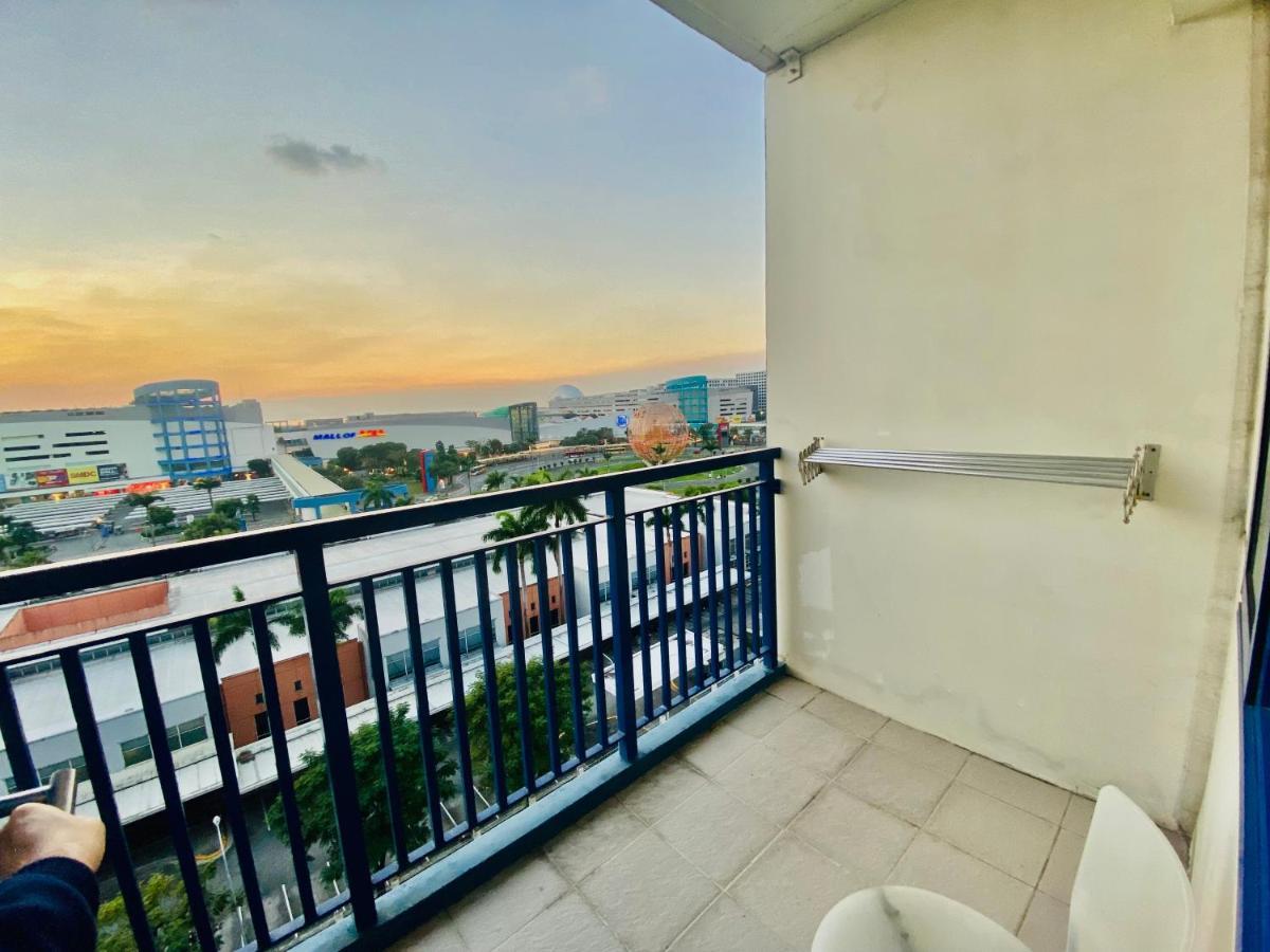 Madison'S Place At Sea Moa Manila Exterior photo